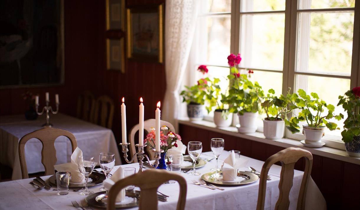 middagsbord på Nutheim Gjestgiveri