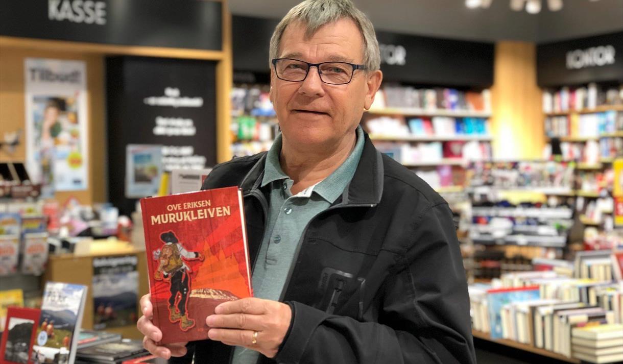 Ove Eriksen med boka Murukleiven