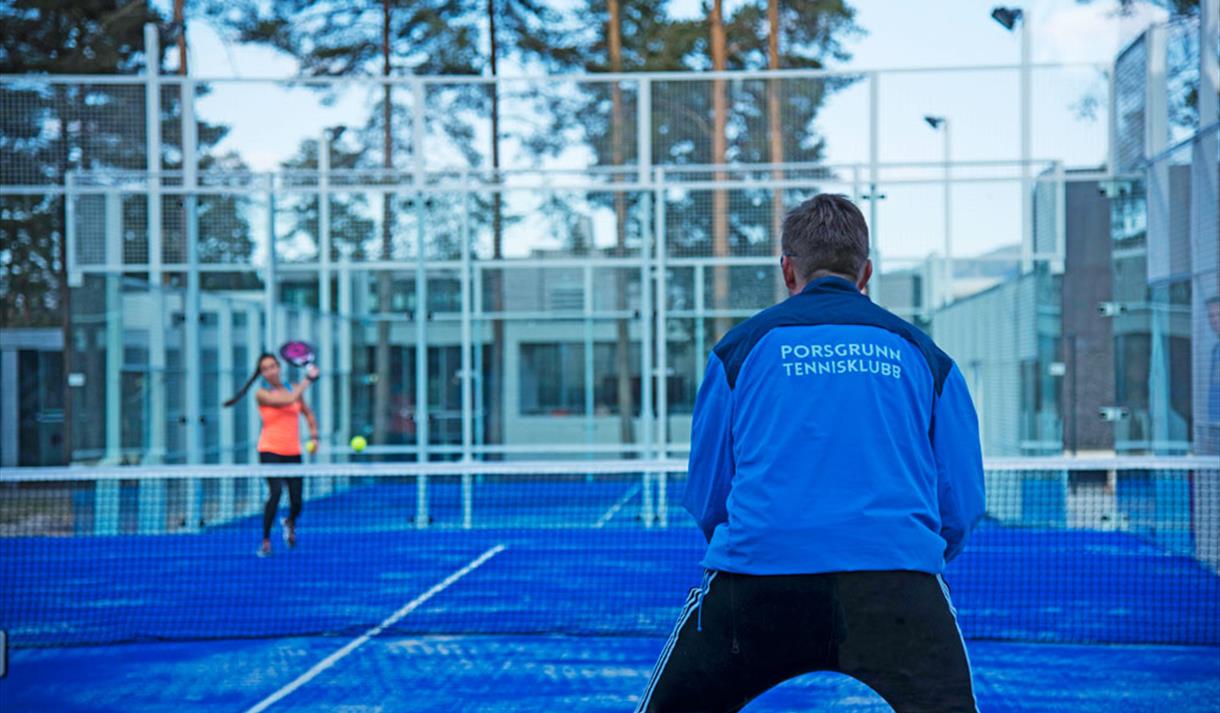 mann og dame spiller padeltennis i Skien fritidspark