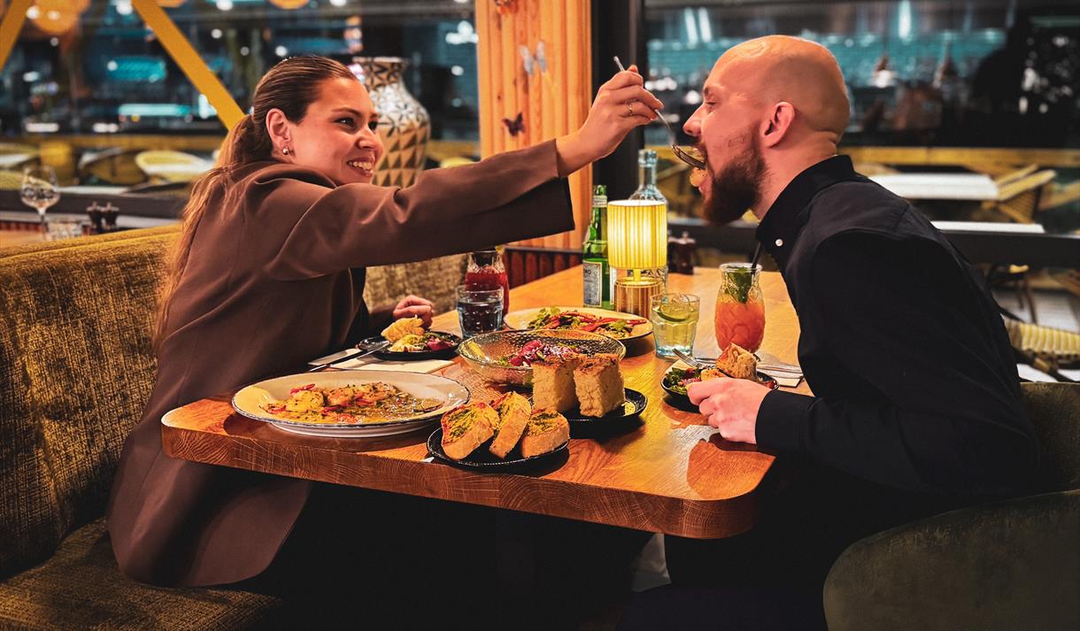 par som spiser på Follow restaurant i Porsgrunn