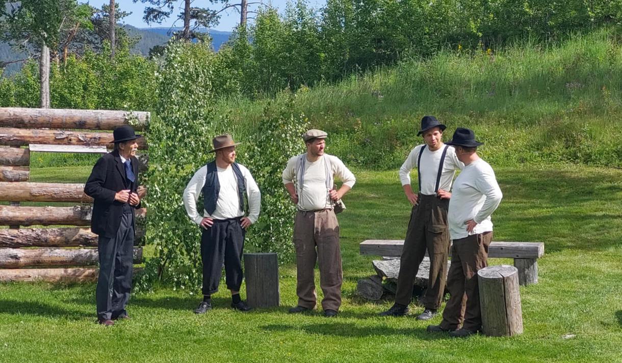 Lokale skodespelarar under Rallardagen på Åmdals Verk.