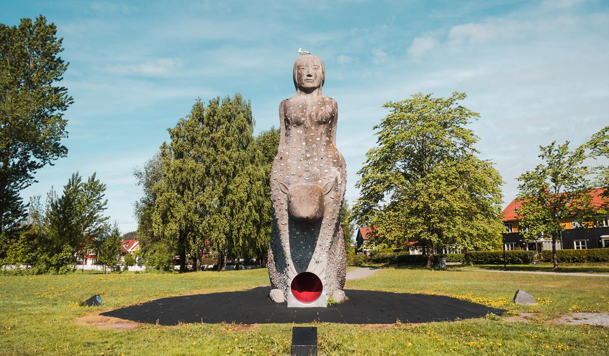 Skulpturen Rottejomfruen på Bakkestranda i Skien
