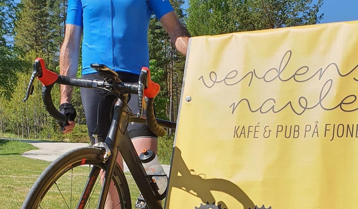 Den belgiske bryggerisjefen inviterer andre landeveissyklister med på sykkelturer lørdager gjennom hele sommeren.