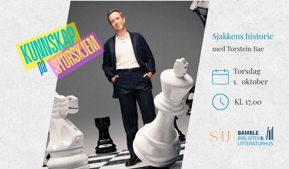 Plakat med mann i sort dress og hvit genser, store sorte og hvite sjakkbrikker på et sjakkbrett