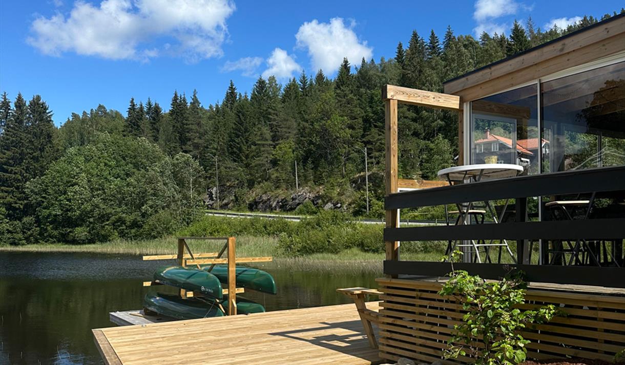 flott terrasse og kano til utleie hos Knuts grill