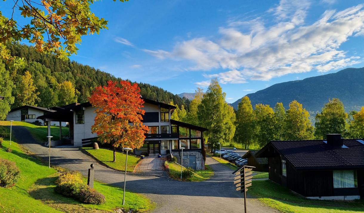 Seljord Folkehøgskule i høstfarger.