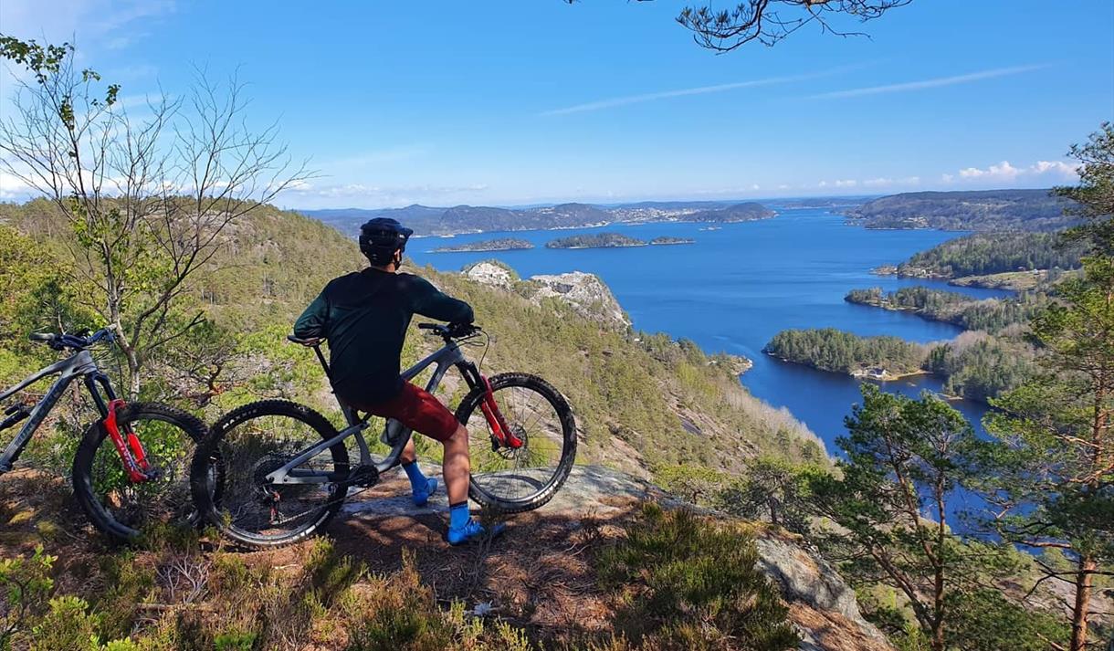 Stisykling med utsikt over skjærgården