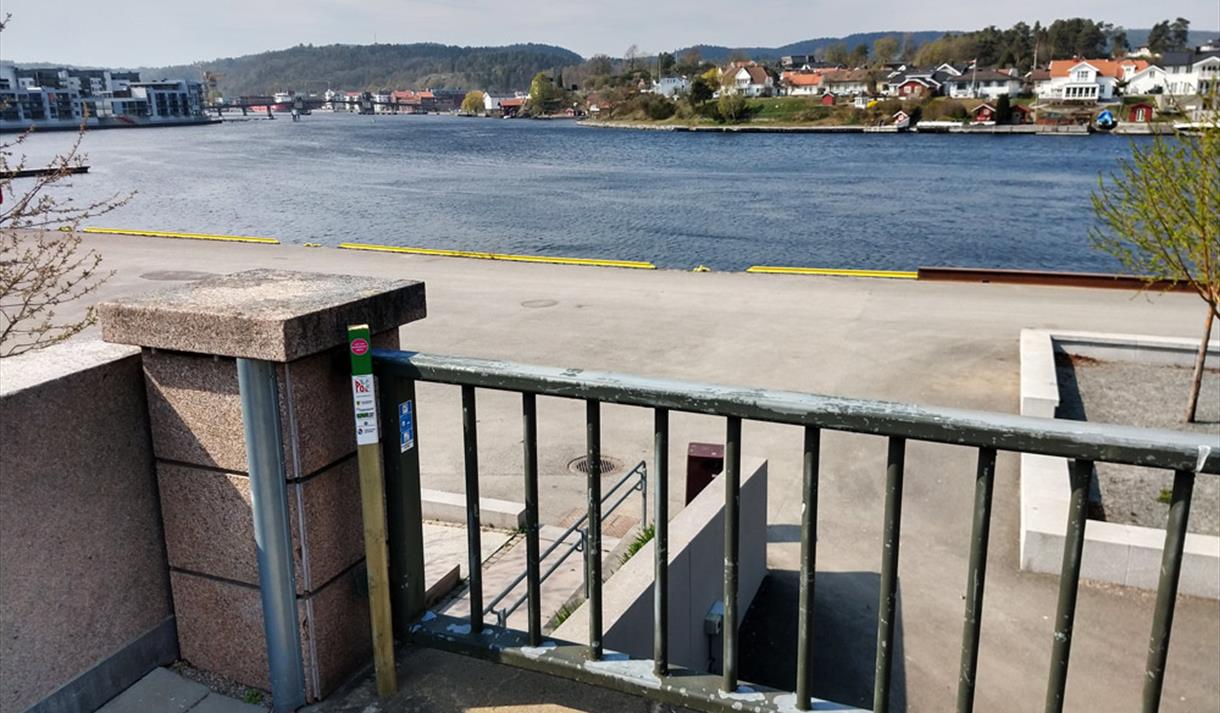 stolpe ved en gjerde satt opp for stolpejakten i Porsgrunn