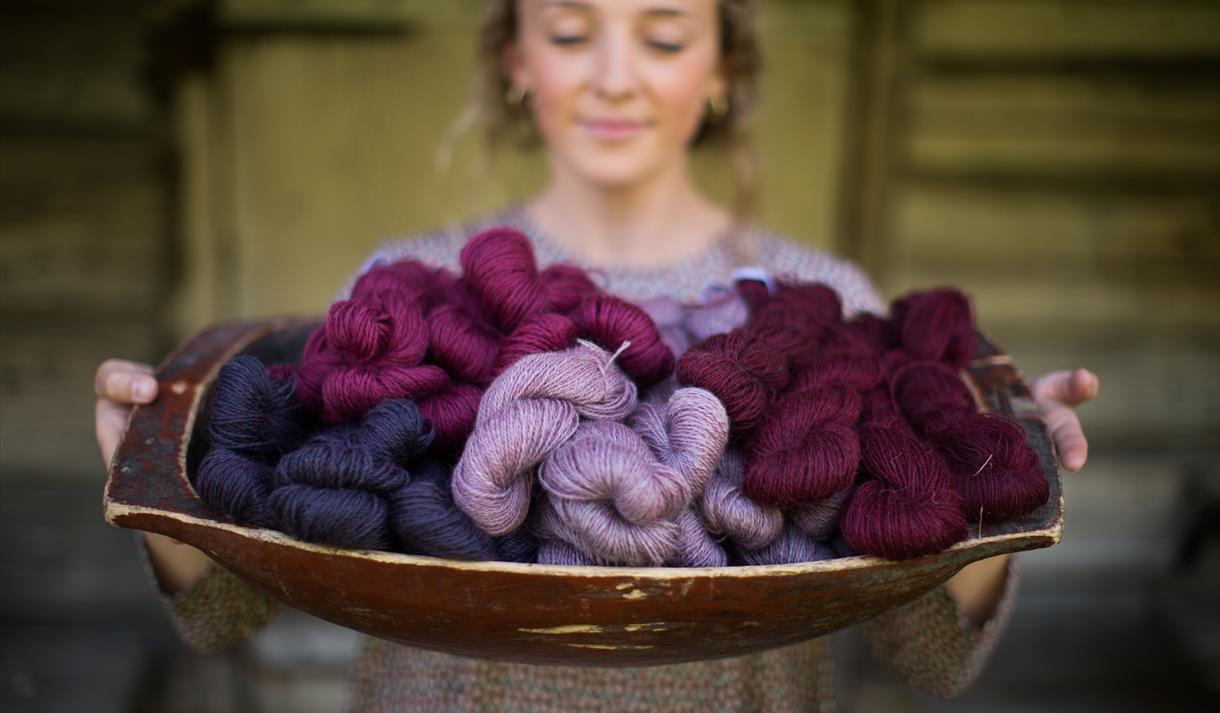 Jente holder garn fra Telespinn