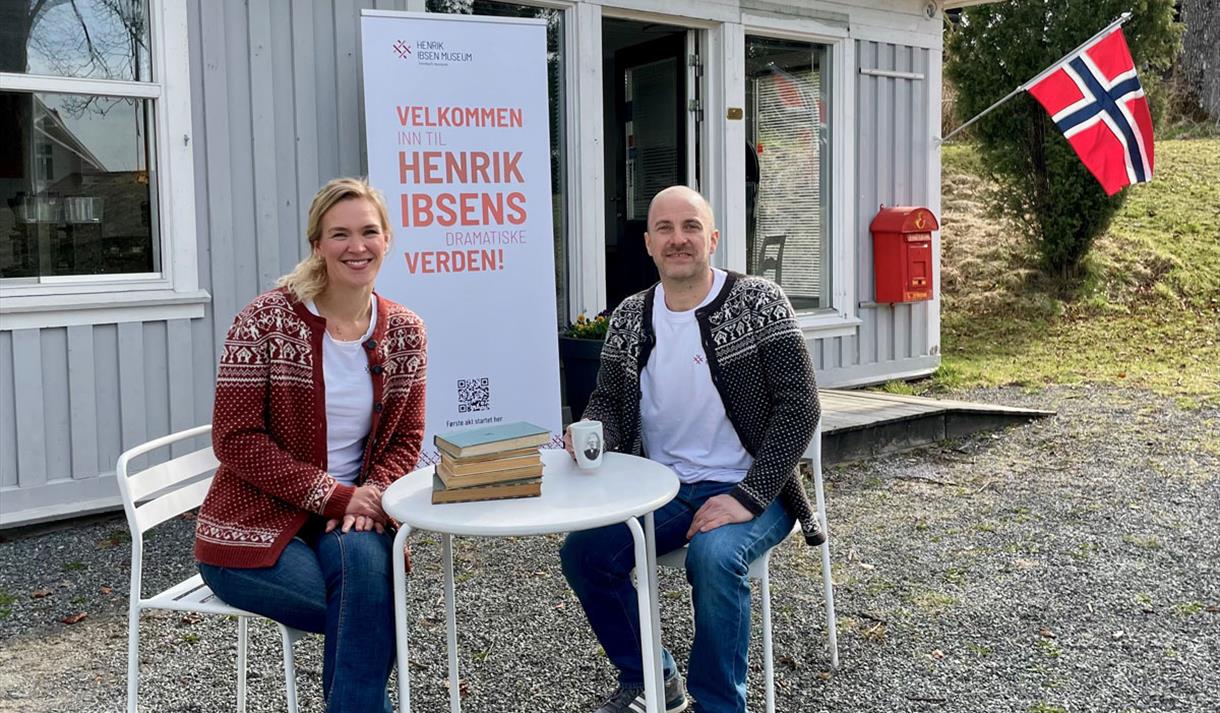 ansatte fra Telemark Museum sitter utenfor Ibsenstua i Brekkeparken