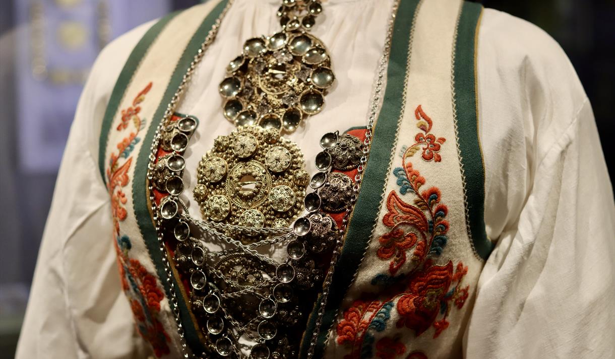 Bunad i utstilling på Vest-Telemark museum i Eidsborg.