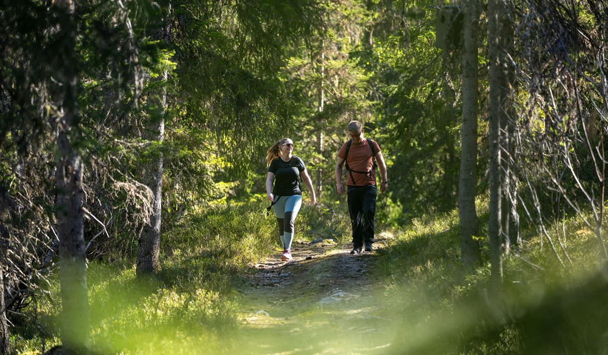 Par på tur langs Skarsvegen