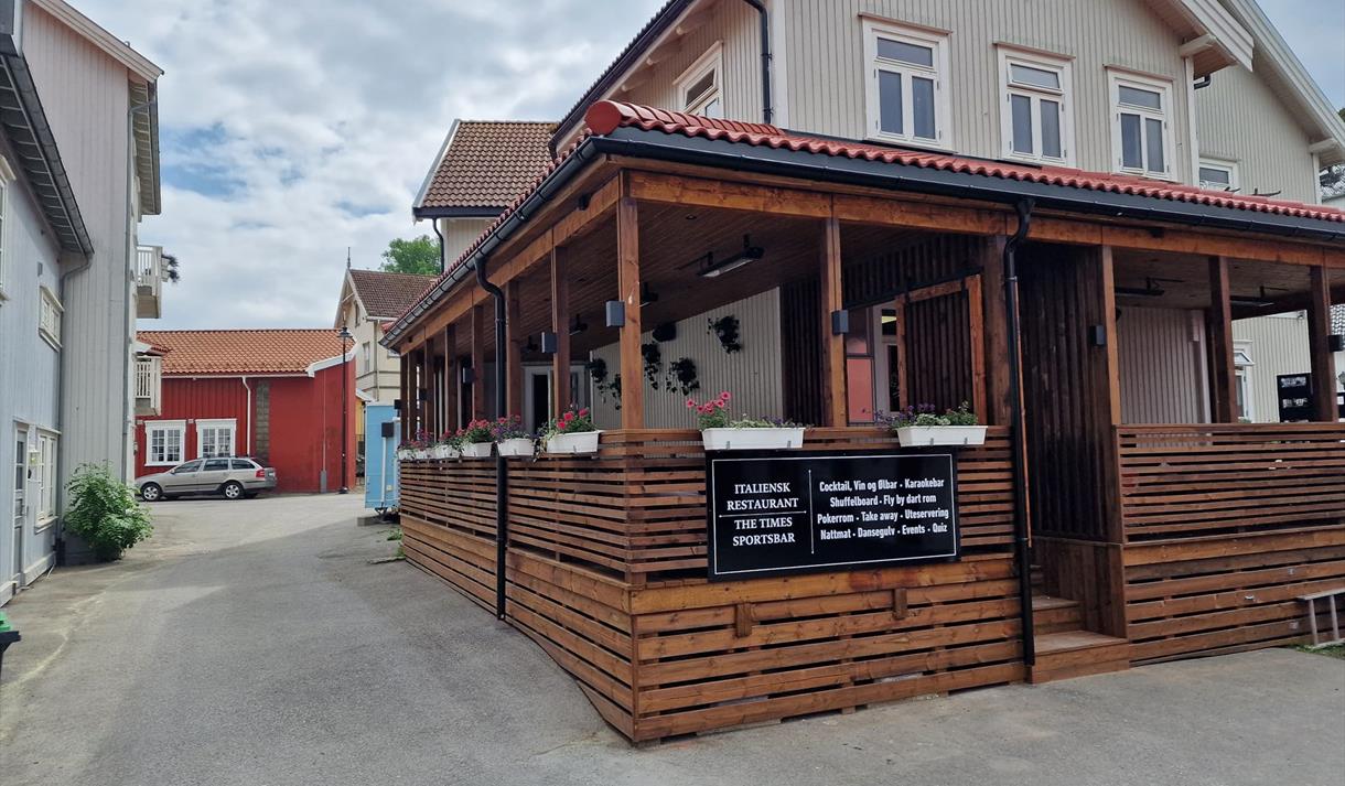 Gammelt trehus med uteplass