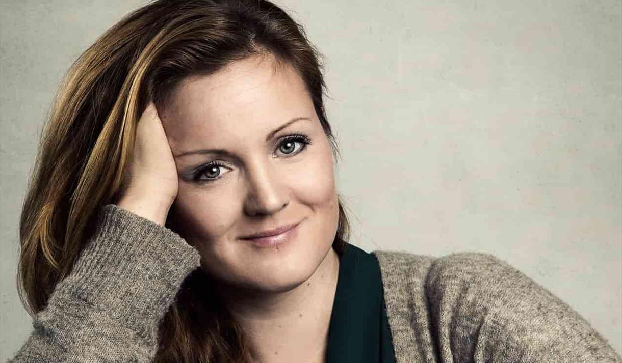 mørk håret dame