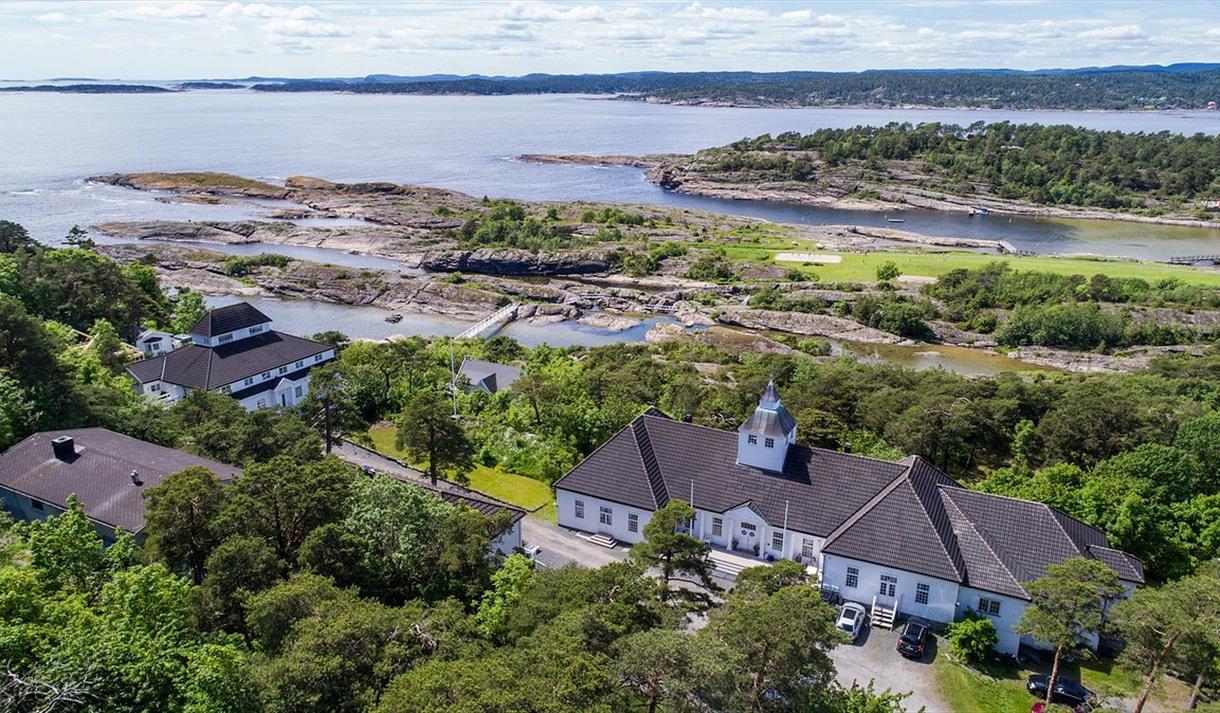 dronebilde av Langesund bad og området rundt hotellet