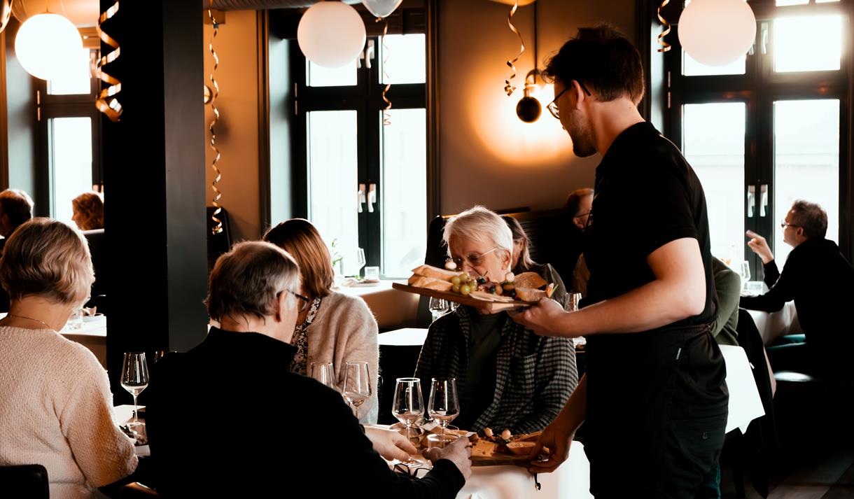 gjester på Eyde Bar & Restaurant AS