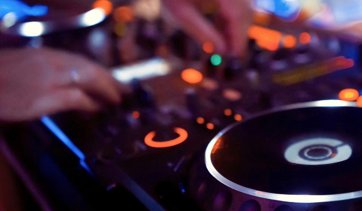 mørkt bilde med plater, discotek