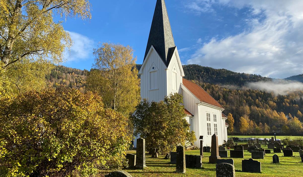Flatdal kyrkje i haustrame.