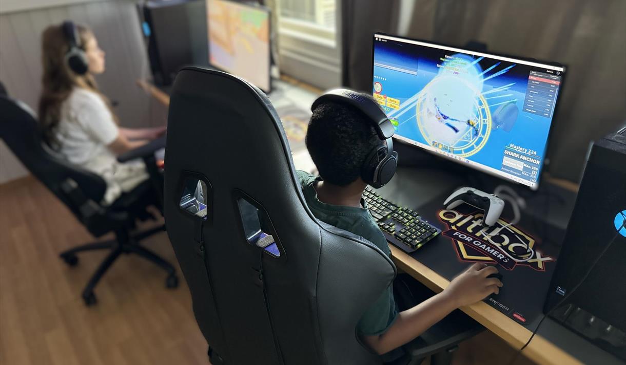 to barn som sitter og gamer