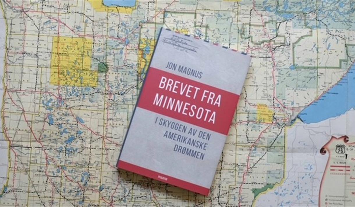 Jon Magnus fortel om utvandringa til Amerika på Tokke bibliotek