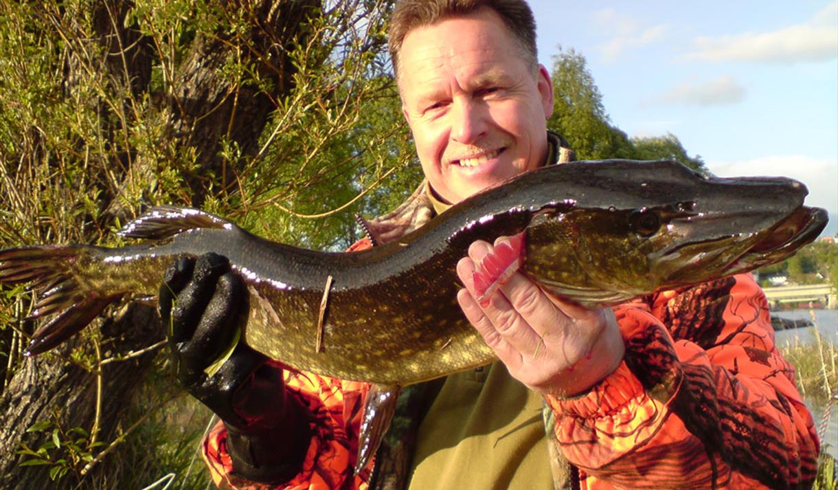 mann som holder en fisk