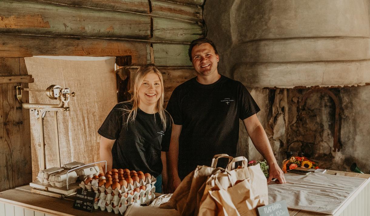 Mann og kone på gårdsbutikk