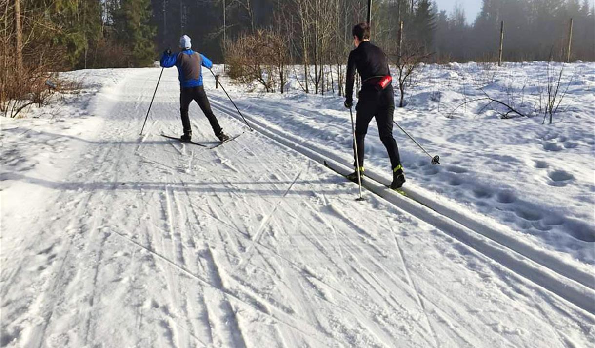 2 som går langrenn i Skien fritidspark