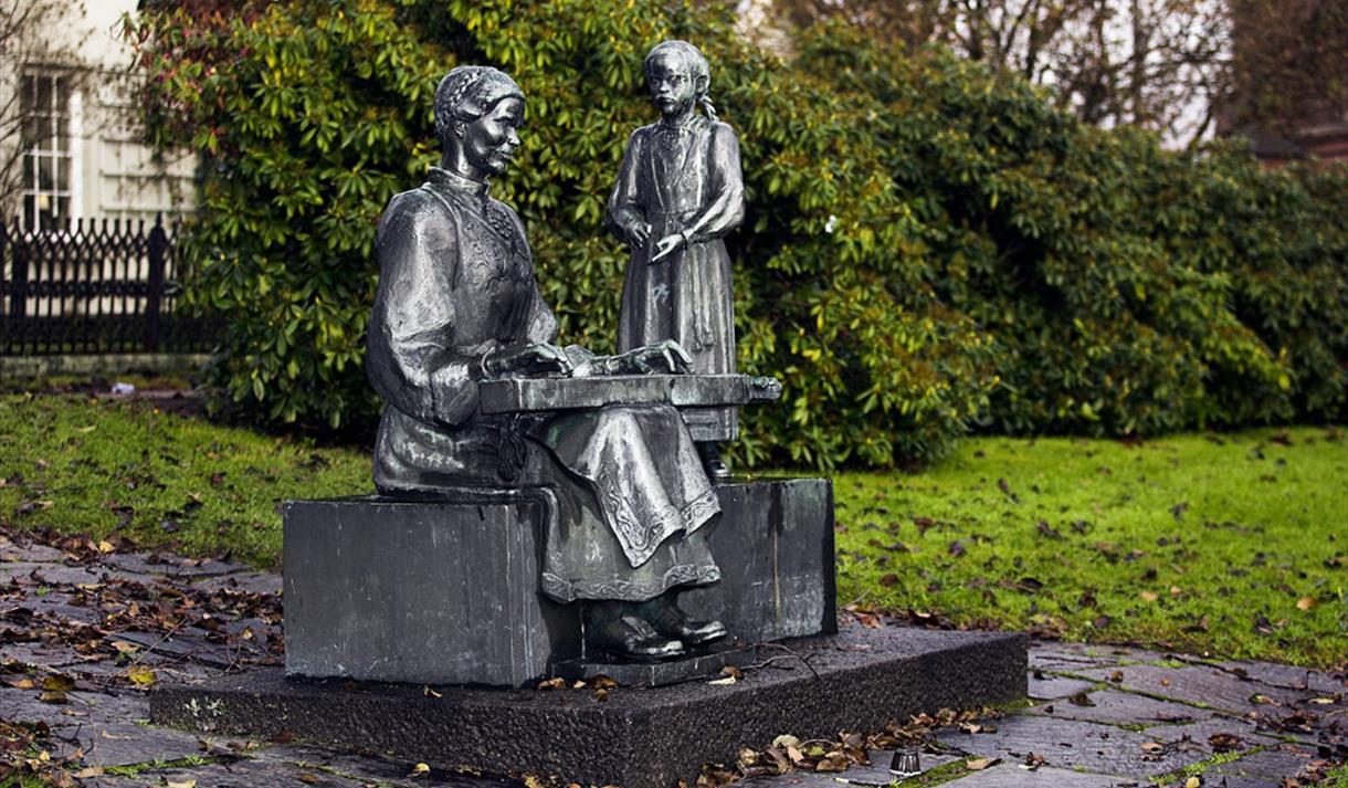 "Tonen" av Dyre Vaa står mellom Telemark Kunstsenter og Skien kirke.