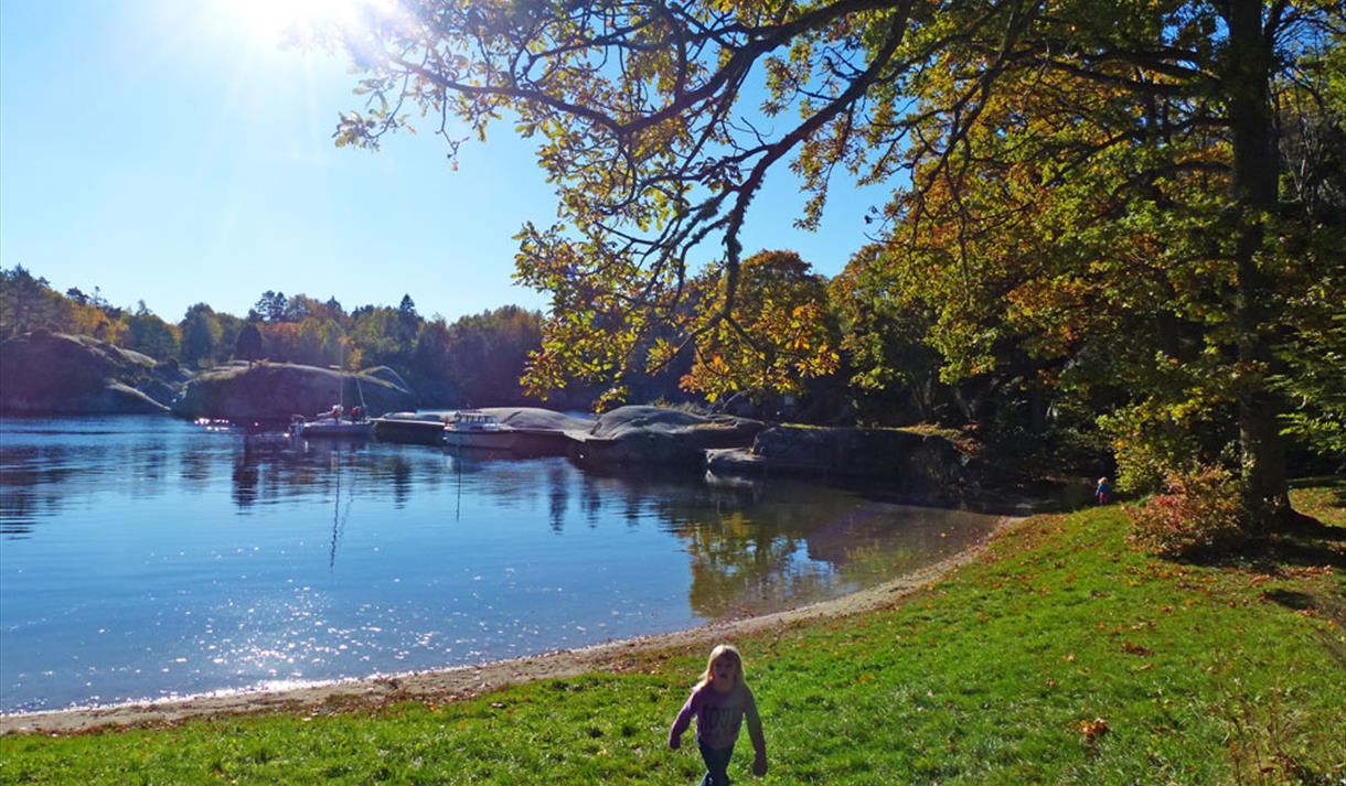 liten jente på fin badestrand på øya Håøya i Porsgrunn