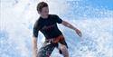 gutt surfer på Bø Sommarland
