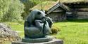 Leikande bjørnar, skulptur på Grimdalstunet