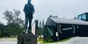 statue foran Vinjesenteret