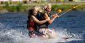 Jenter på kneeboard på Norsjø Kabelpark.