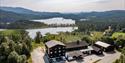 dronebilde av Austbø Hotell i Rauland med flott utsikt over naturen rundt