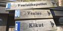 Veiskilt til Vealøs, Kikut og Vealøskapellet