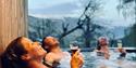 3 mennesker sitter i spa på Nutheim.