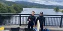 Nicholas Frazier og Lucas Berget med våtdrakt på gangbrua