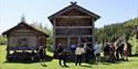 Føredrag utanfor Stålekleivloftet på Vest-Telemark museum Eidsborg.