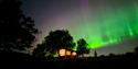 mikrohytte i Syftestad Gård og nordlys
