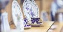 utstilling av kopp og tallerker på Porselensmuseet Porsgrund