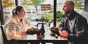par som spiser på Lykke Kafé i Skien