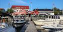 Becks Brasserie & Bar Osebro under Sommerfest, sett fra brygga med båthavna og Porsgrunnselva i forgrunnen.