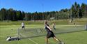 skoleelever spiller tennis