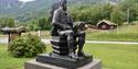 Statue av Myllarguten nedanfor Myllarheimen i Arabygdi.