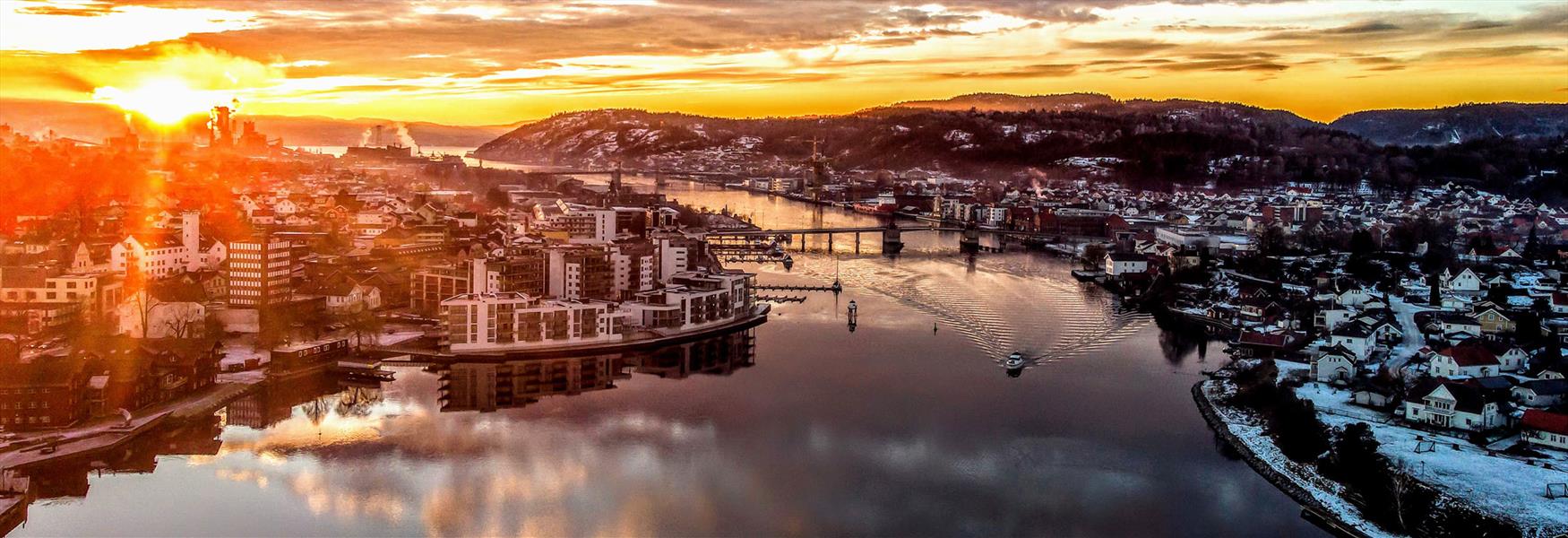 dronebilde av Porsgrunn om vinteren i solnedgang