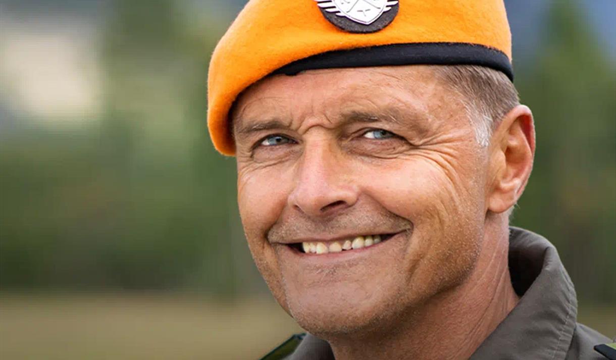 mann med orange berret, smilende mann med orange berret, smilende
