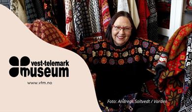 Strikkedesignar Irene Haugland omgjeve av fargerike plagg. Utstilling Vest-Telemark museum Eidsborg. Strikkedesignar Irene Haugland omgjeve av fargerike plagg. Utstilling Vest-Telemark museum Eidsborg.