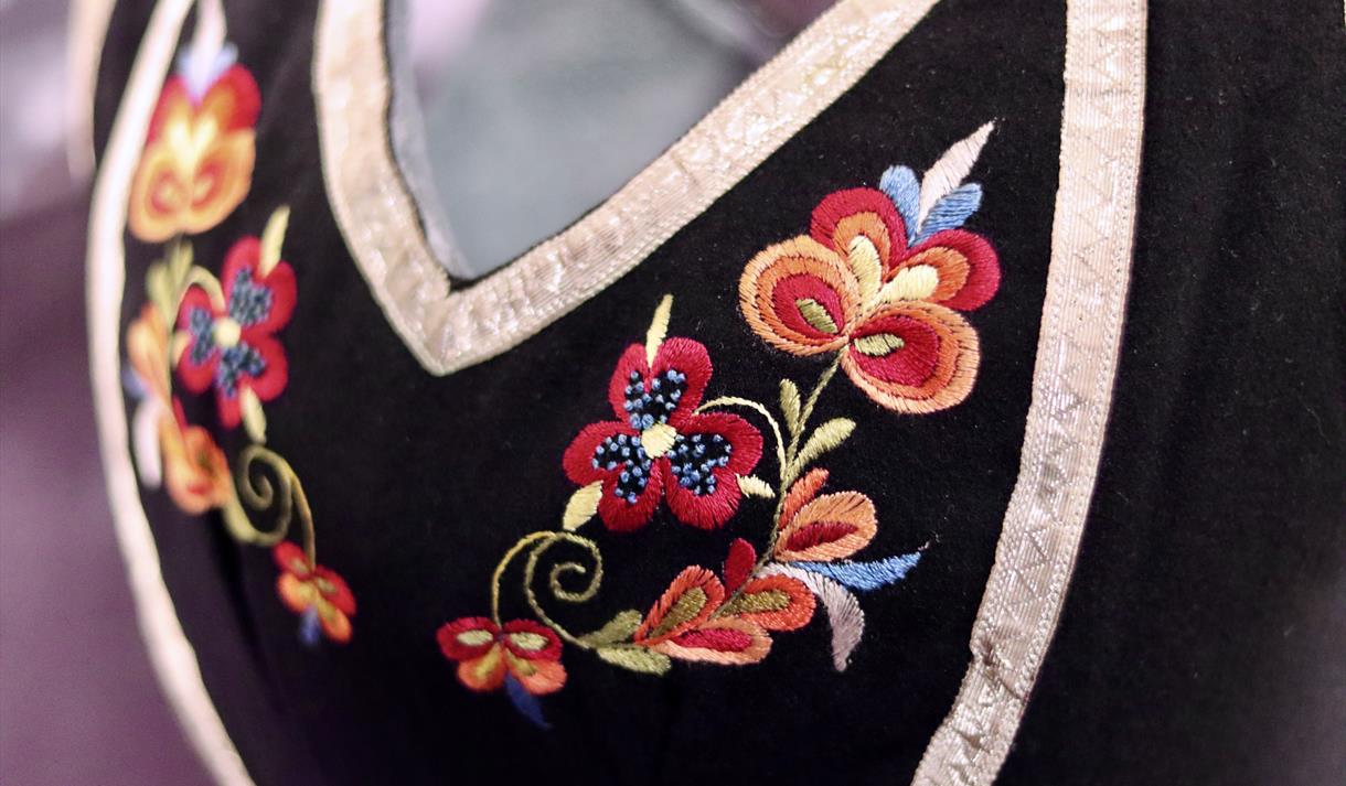 Bunadsbroderi, utstillinga i Vest-Telemark museum Eidsborg. Bunadsbroderi, utstillinga i Vest-Telemark museum Eidsborg.